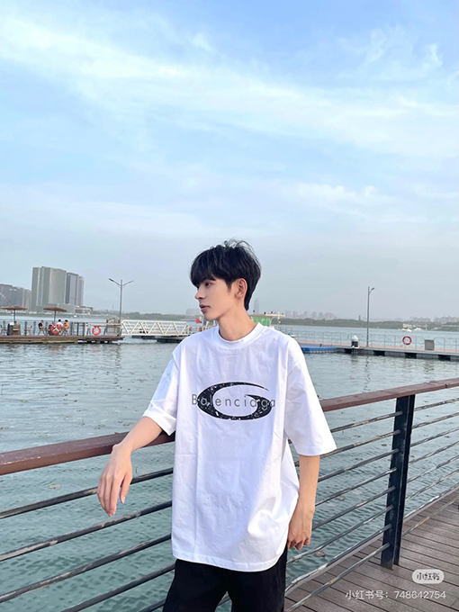 バレンシアガ文字プリント半袖Tシャツ