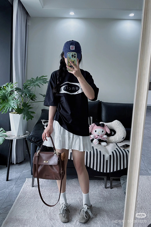 バレンシアガ文字プリント半袖Tシャツ