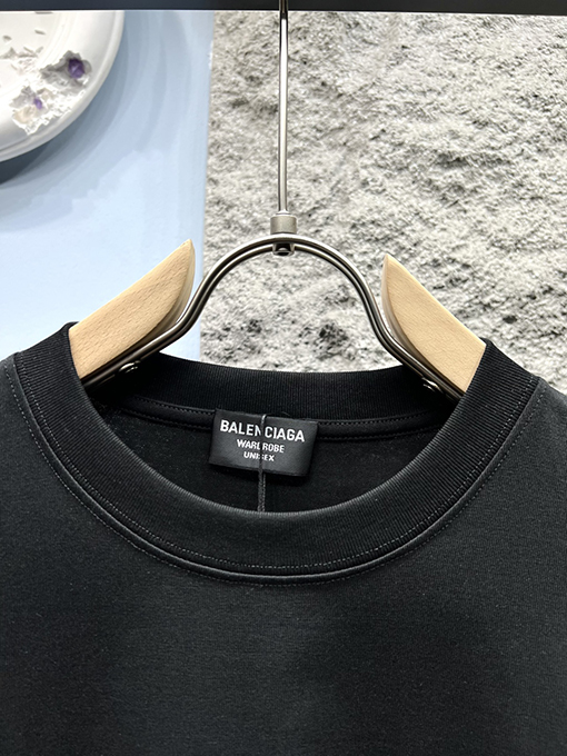 バレンシアガ文字プリント半袖Tシャツ