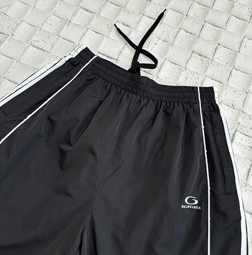 バレンシアガスーパーコピーバーのワイドパンツ