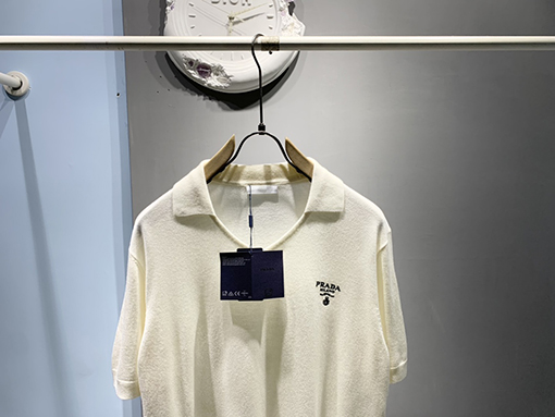 プラダ新しいVネックカシミヤブレンドポロシャツ