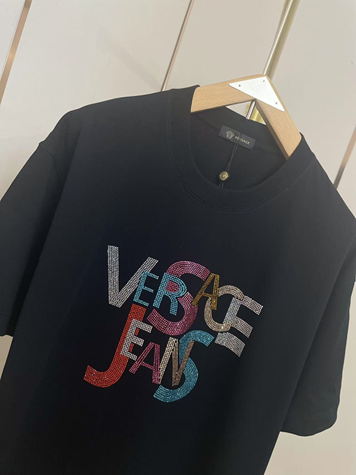 ヴェルサーチホットドリルのアルファベットTシャツ