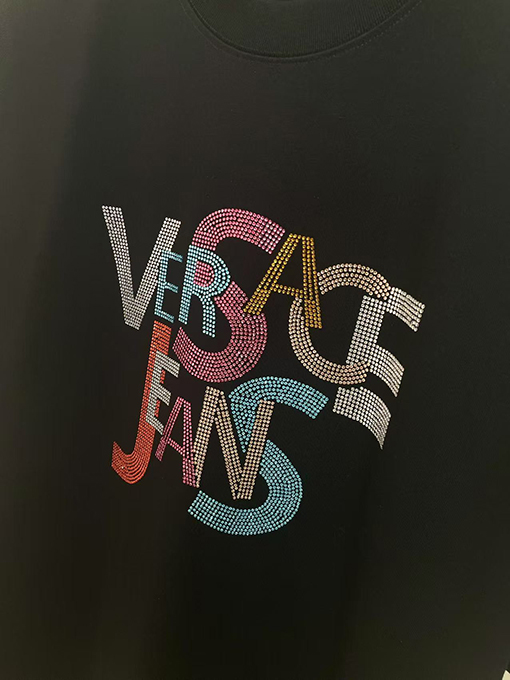 ヴェルサーチホットドリルのアルファベットTシャツ
