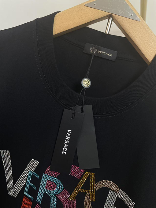 ヴェルサーチホットドリルのアルファベットTシャツ