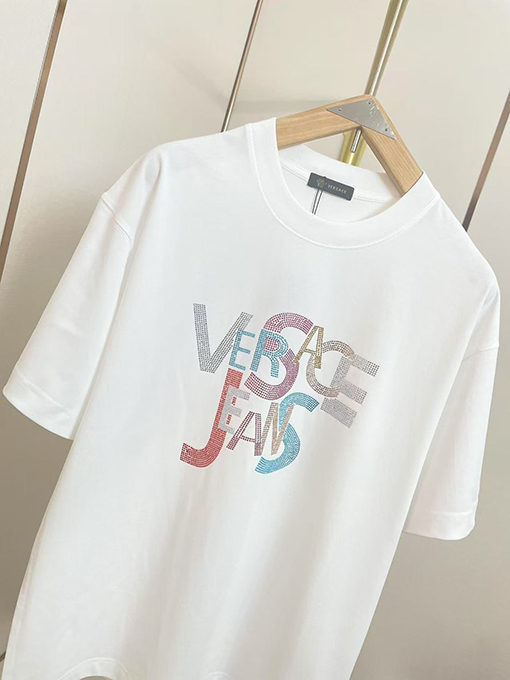 ヴェルサーチホットドリルのアルファベットTシャツ