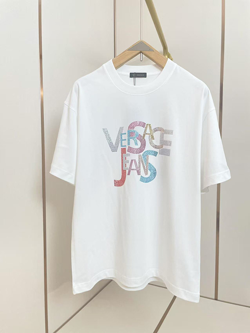 ヴェルサーチホットドリルのアルファベットTシャツ