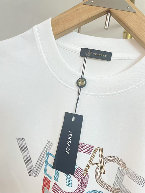 ヴェルサーチホットドリルのアルファベットTシャツ