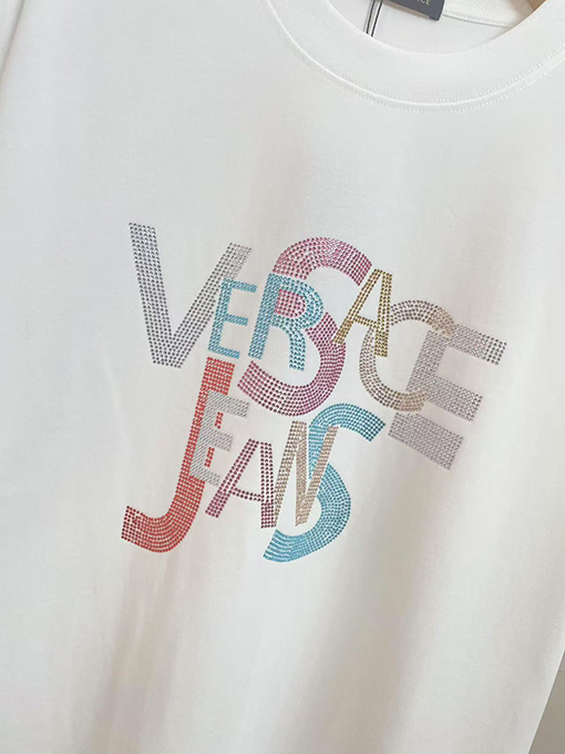 ヴェルサーチホットドリルのアルファベットTシャツ