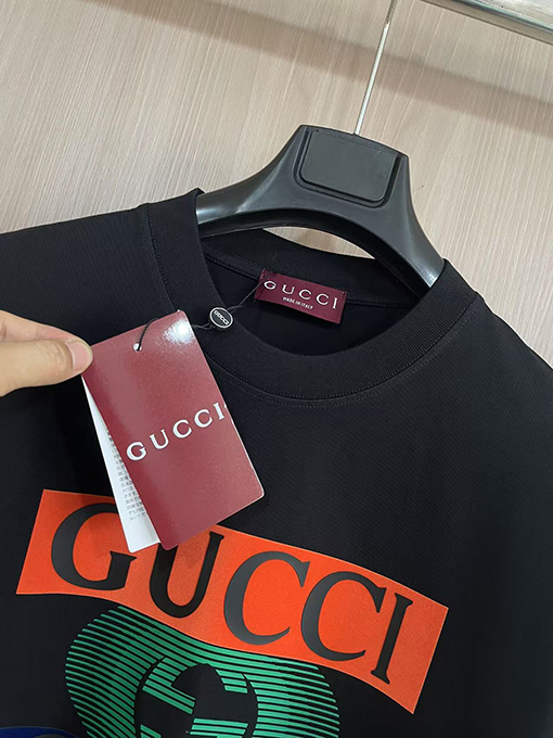 グッチ新しいダブルGミラーロゴラウンドネックTシャツ