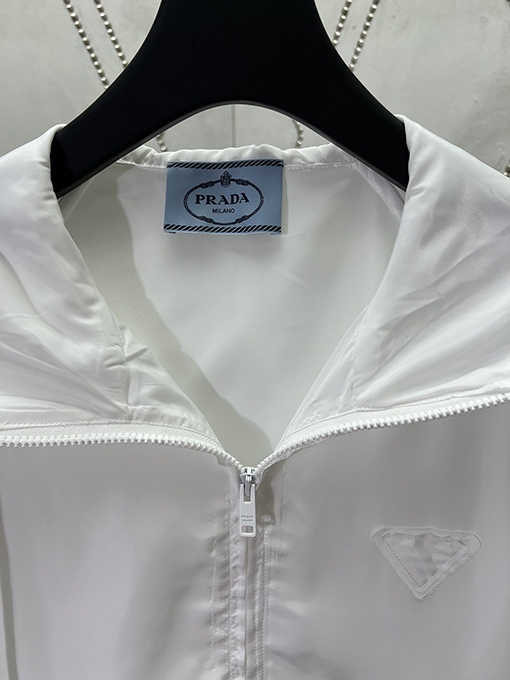 プラダ新しいレインジャケット