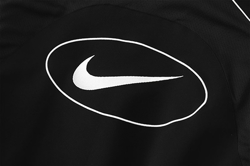 シュプリームコピー x Nike コラボコレクション袖口の刺繍ロゴジャケット