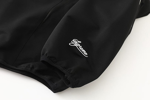 シュプリームコピー x Nike コラボコレクション袖口の刺繍ロゴジャケット
