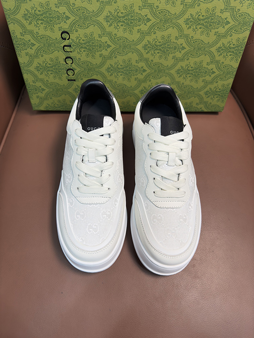グッチ牛革カジュアルスニーカー