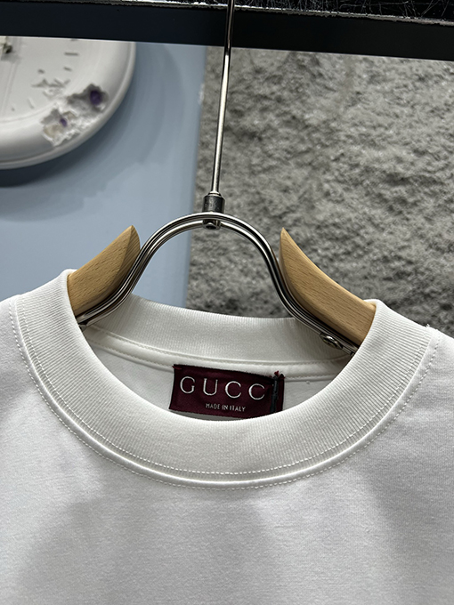 グッチ新しいベルボーイロゴ半袖Tシャツ