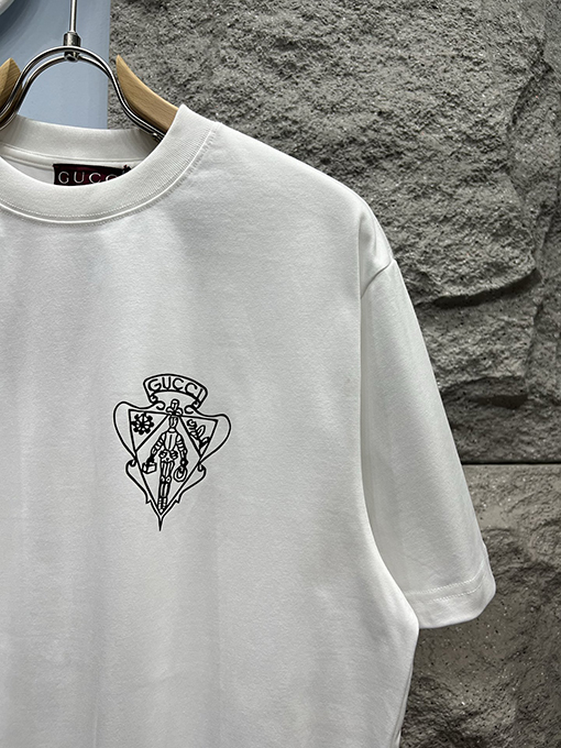 グッチ新しいベルボーイロゴ半袖Tシャツ