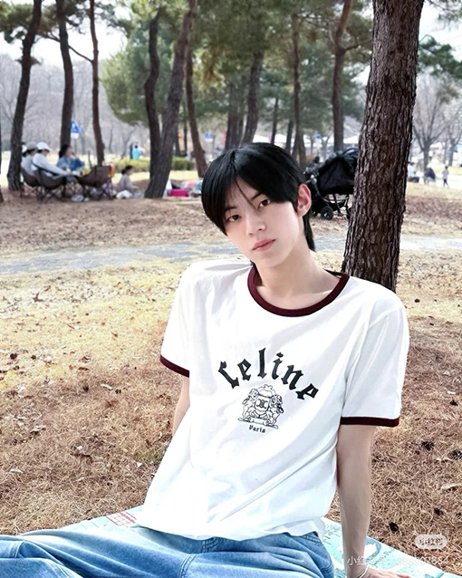 セリーヌ アルファベットロゴプリント半袖Tシャツ