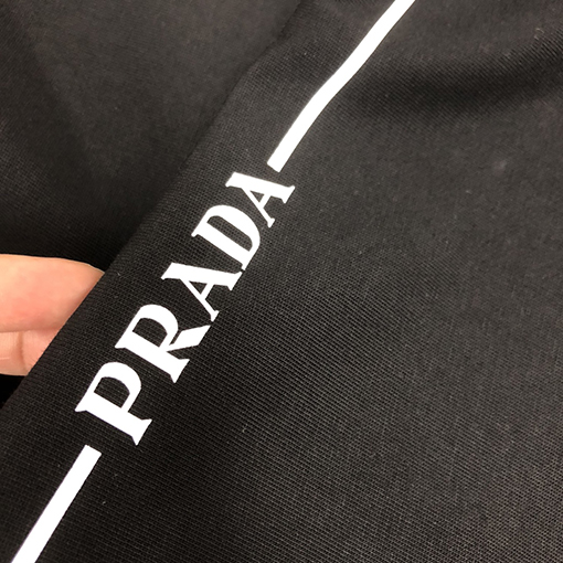 プラダ 胸のプリントロゴ半袖Tシャツ