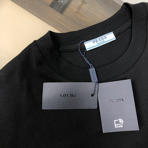 プラダ 胸のプリントロゴ半袖Tシャツ