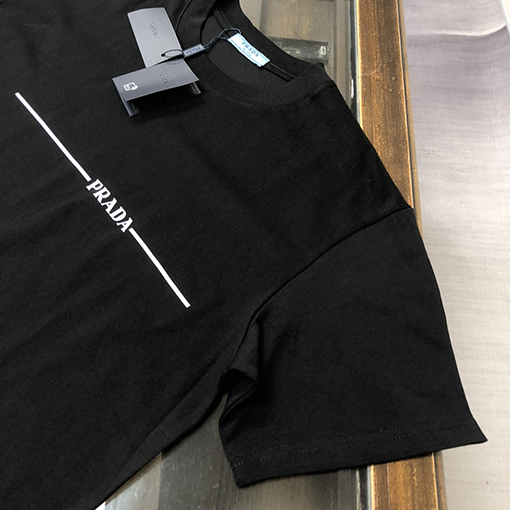 プラダ 胸のプリントロゴ半袖Tシャツ
