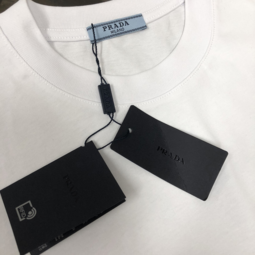 プラダ 胸のプリントロゴ半袖Tシャツ