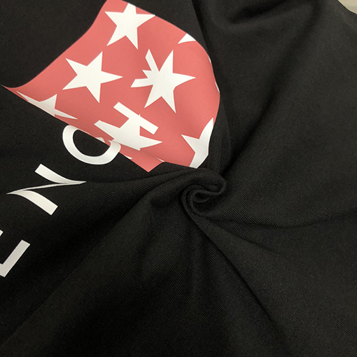 ジバンシイ 胸に文字のロゴがプリントされたクルーネック半袖Tシャツ
