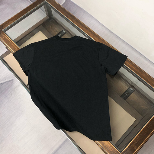 ジバンシイ 胸に文字のロゴがプリントされたクルーネック半袖Tシャツ