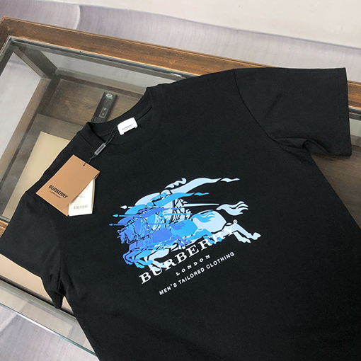 バーバリースーパーコピー 胸元にファントム重ね軍馬柄プリント半袖Tシャツ