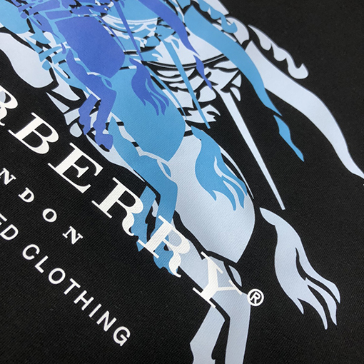 バーバリースーパーコピー 胸元にファントム重ね軍馬柄プリント半袖Tシャツ