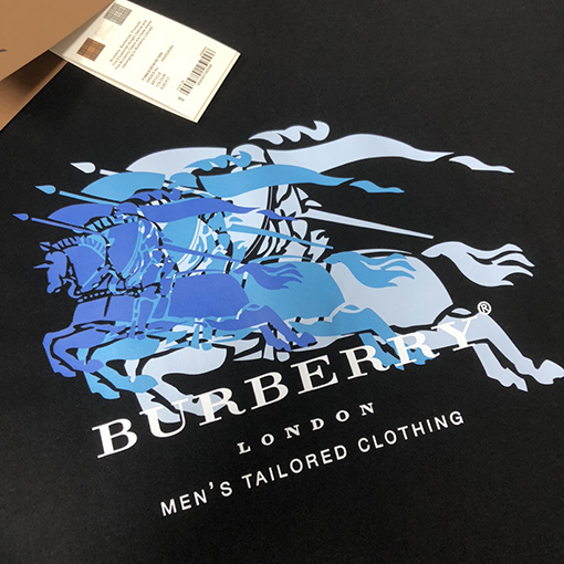 バーバリースーパーコピー 胸元にファントム重ね軍馬柄プリント半袖Tシャツ