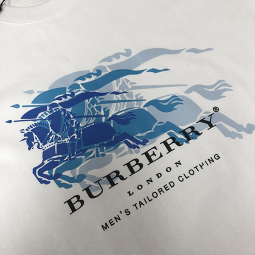 バーバリースーパーコピー 胸元にファントム重ね軍馬柄プリント半袖Tシャツ