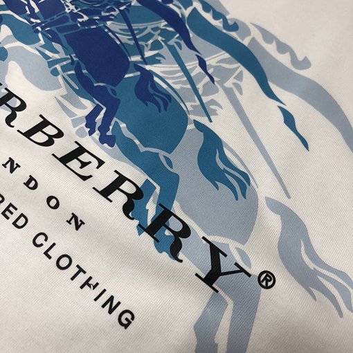 バーバリースーパーコピー 胸元にファントム重ね軍馬柄プリント半袖Tシャツ