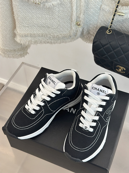シャネルコピースタイリッシュな白いスニーカー