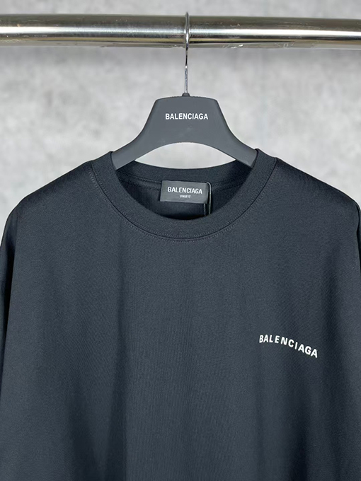バレンシアガ 前後のファッションロゴ半袖Tシャツ