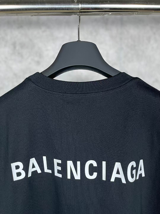 バレンシアガ 前後のファッションロゴ半袖Tシャツ