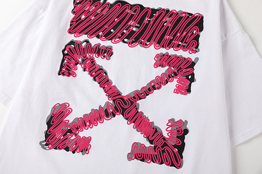 オフホワイト スタイリッシュなルーズバージョンの半袖Tシャツ