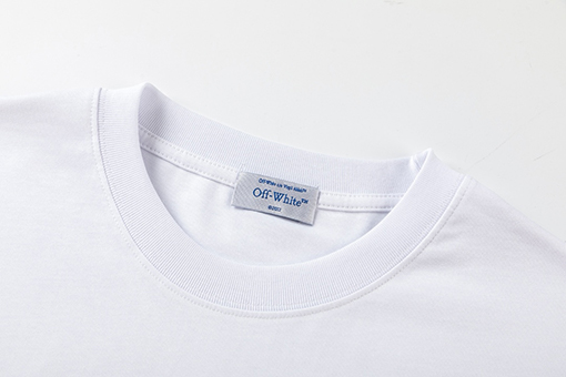 オフホワイト スタイリッシュなルーズバージョンの半袖Tシャツ