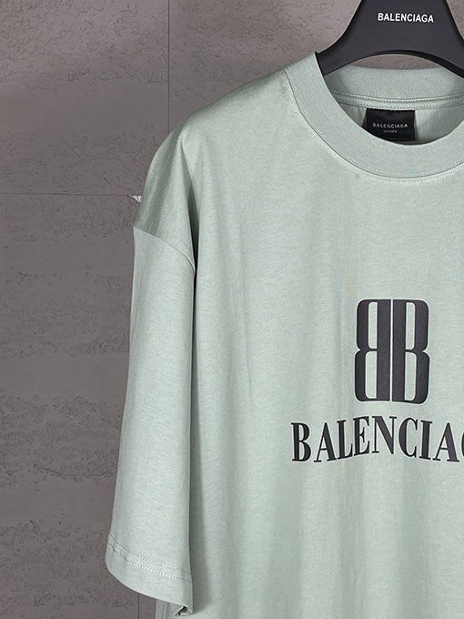 バレンシアガ パリの新しいロゴプリント半袖Tシャツ