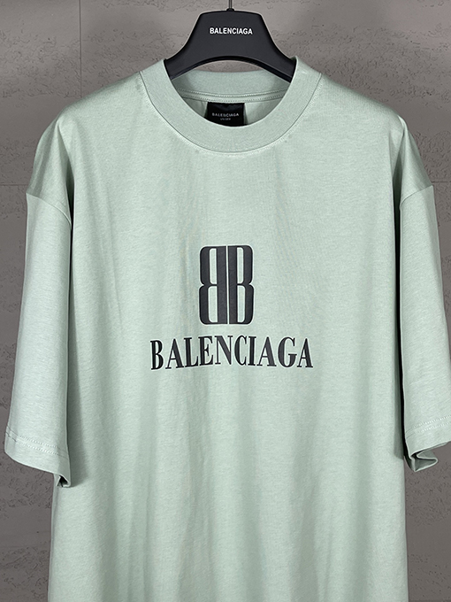 バレンシアガ パリの新しいロゴプリント半袖Tシャツ