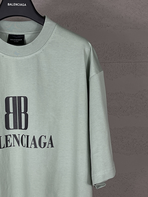 バレンシアガ パリの新しいロゴプリント半袖Tシャツ