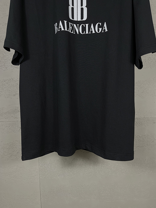 バレンシアガ パリの新しいロゴプリント半袖Tシャツ