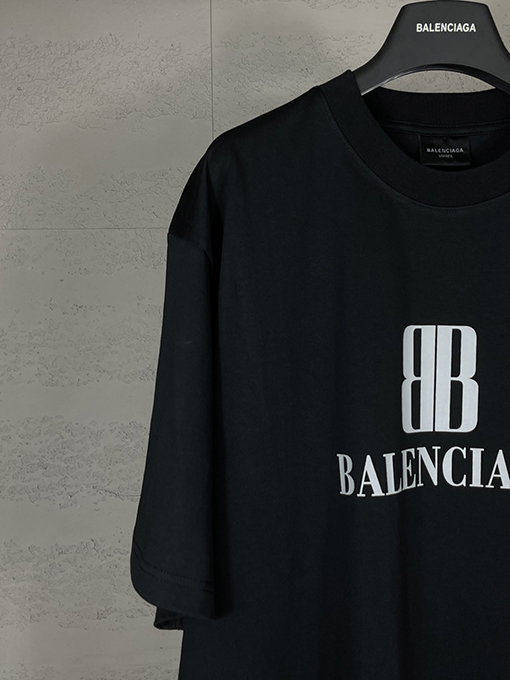 バレンシアガ パリの新しいロゴプリント半袖Tシャツ