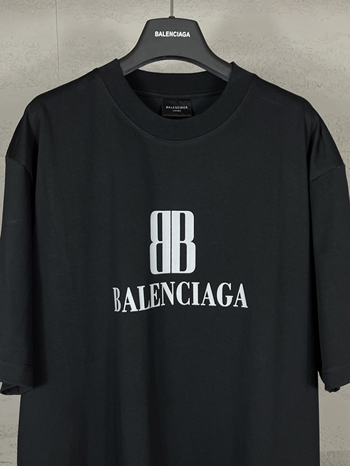 バレンシアガ パリの新しいロゴプリント半袖Tシャツ