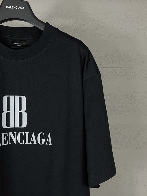 バレンシアガ パリの新しいロゴプリント半袖Tシャツ