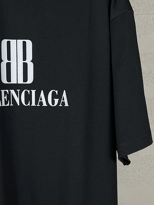 バレンシアガ パリの新しいロゴプリント半袖Tシャツ