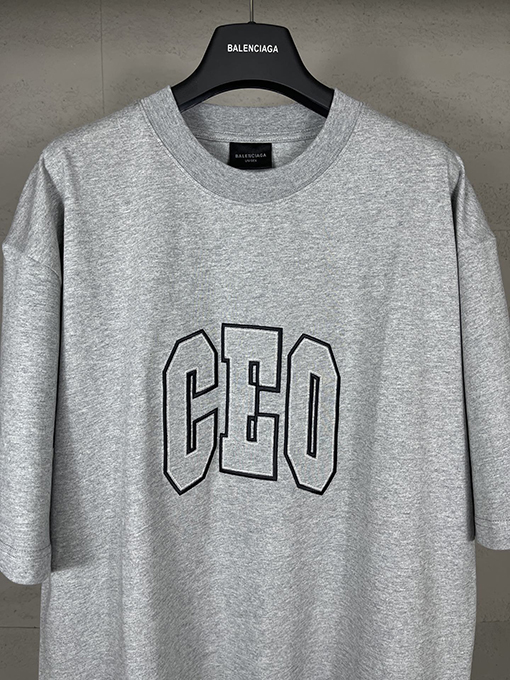 バレンシアガ 新しい CEO チームロゴ刺繍半袖Tシャツ
