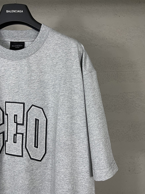 バレンシアガ 新しい CEO チームロゴ刺繍半袖Tシャツ