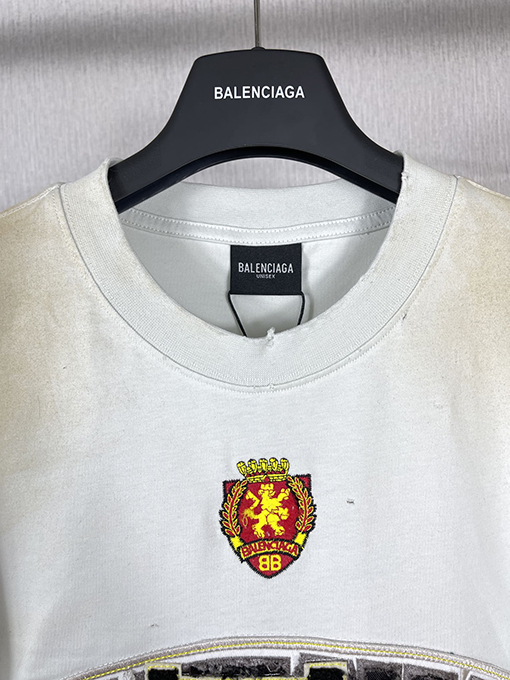 バレンシアガ古い磨かれた塗装半袖Tシャツ