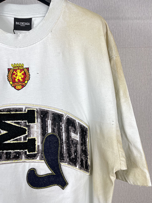 バレンシアガ古い磨かれた塗装半袖Tシャツ
