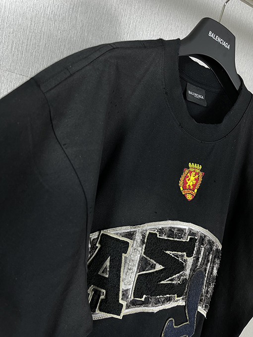 バレンシアガ古い磨かれた塗装半袖Tシャツ