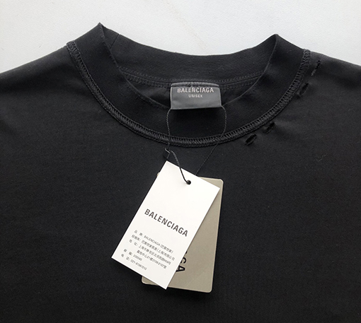 バレンシアガスーパーコピー 新しいキャンペーンのインサイドアウト、色あせた黒いコーラニット半袖Tシャツ。